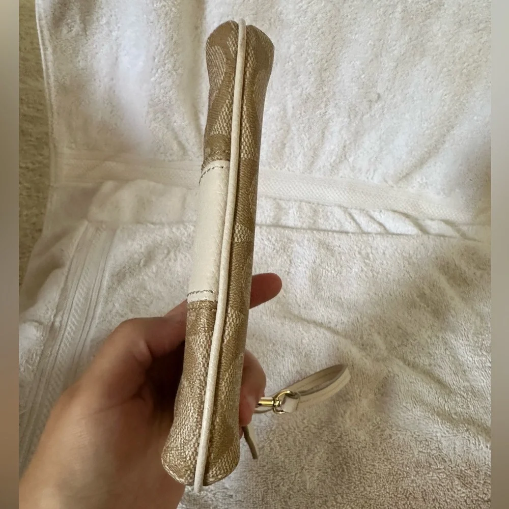 Coach Wristlet. EUC Double Zip Monogram. - Picture 3 of 7
